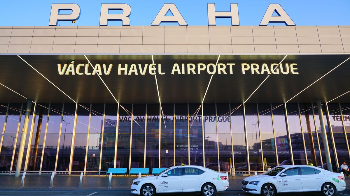 Na pražském letišti začaly platit změny v parkování, zdarma je jen deset minut
